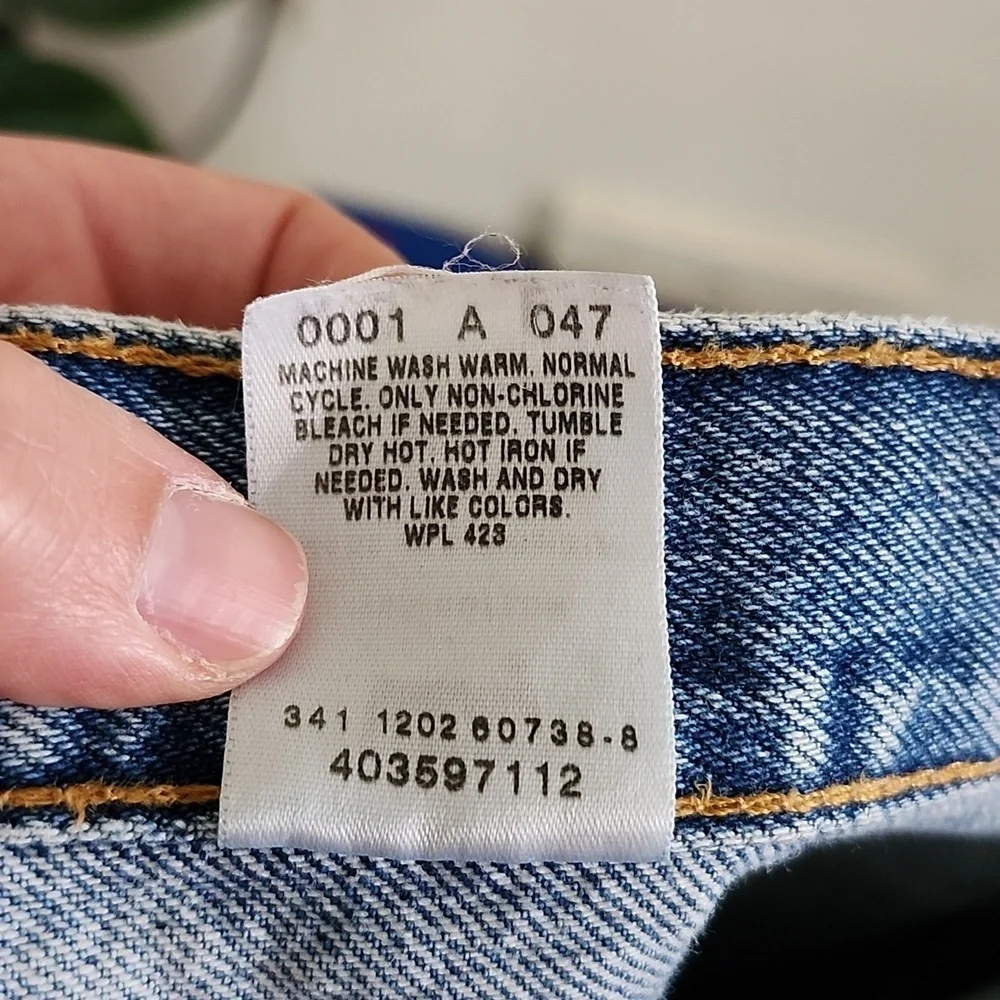 Levis 550 cotton jorts, jean shorts medium wash, mens size 36L